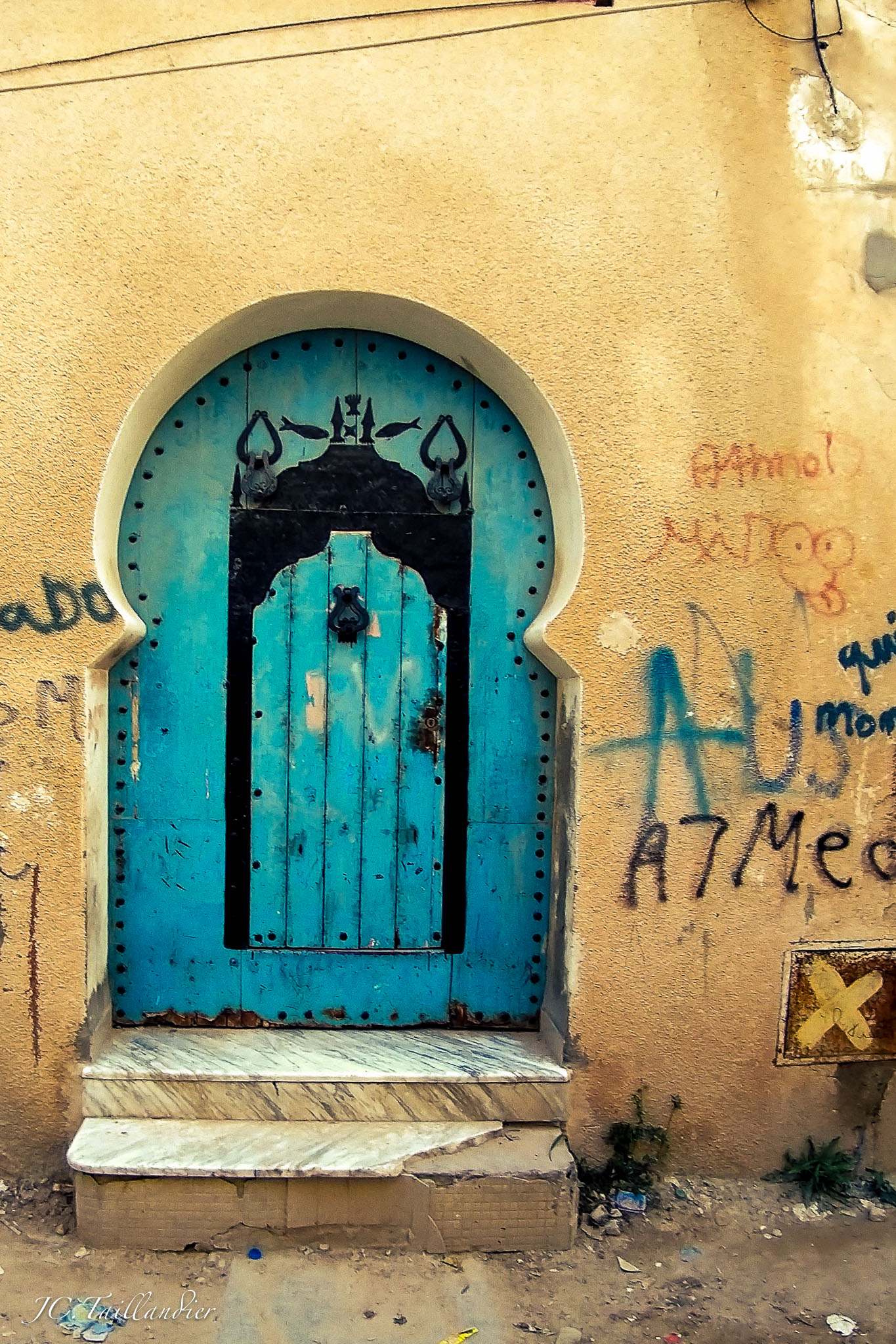 Une porte bleue à l'intérieur de la Medina de Monastir